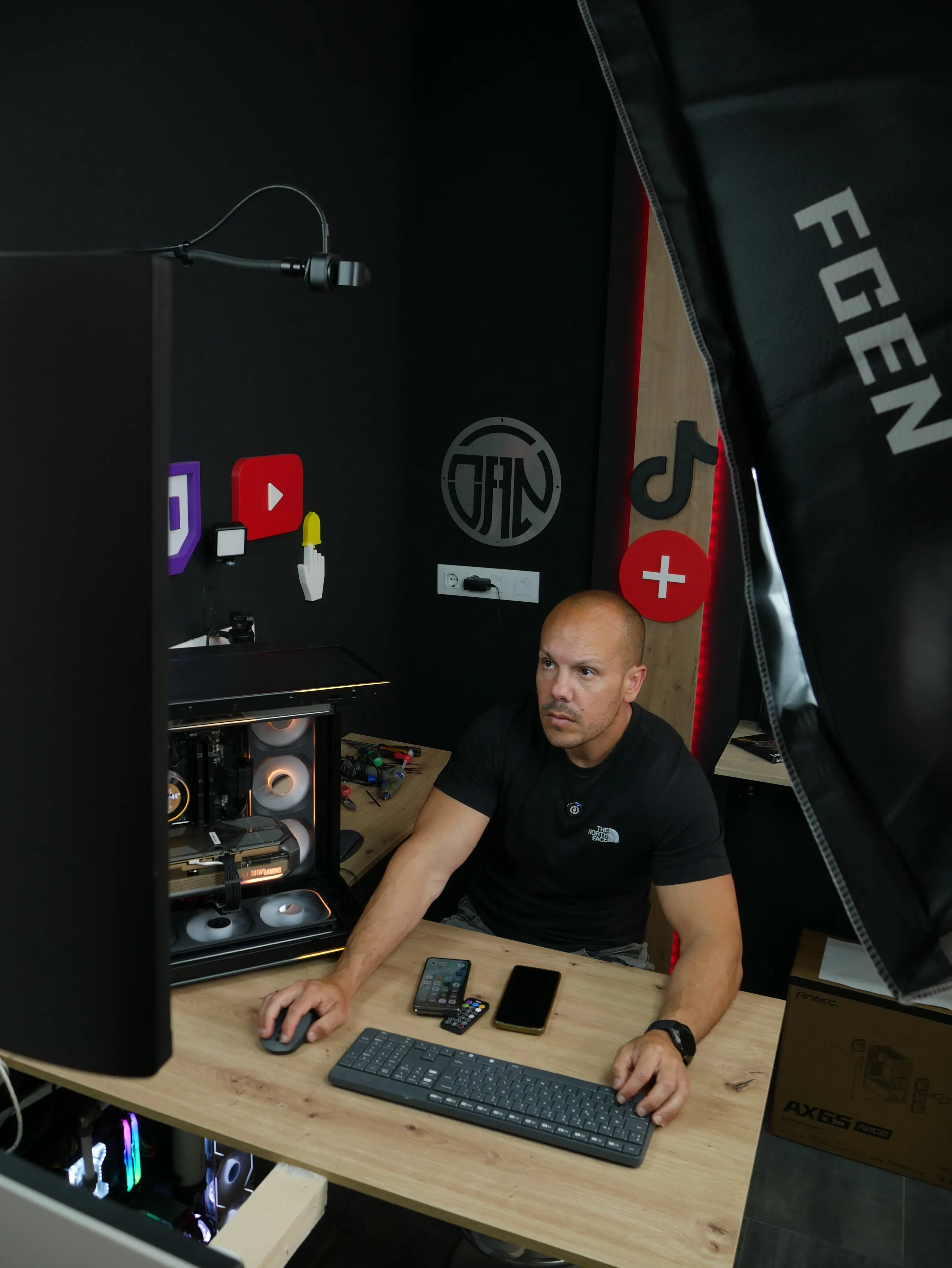Daniel en el taller · World PC