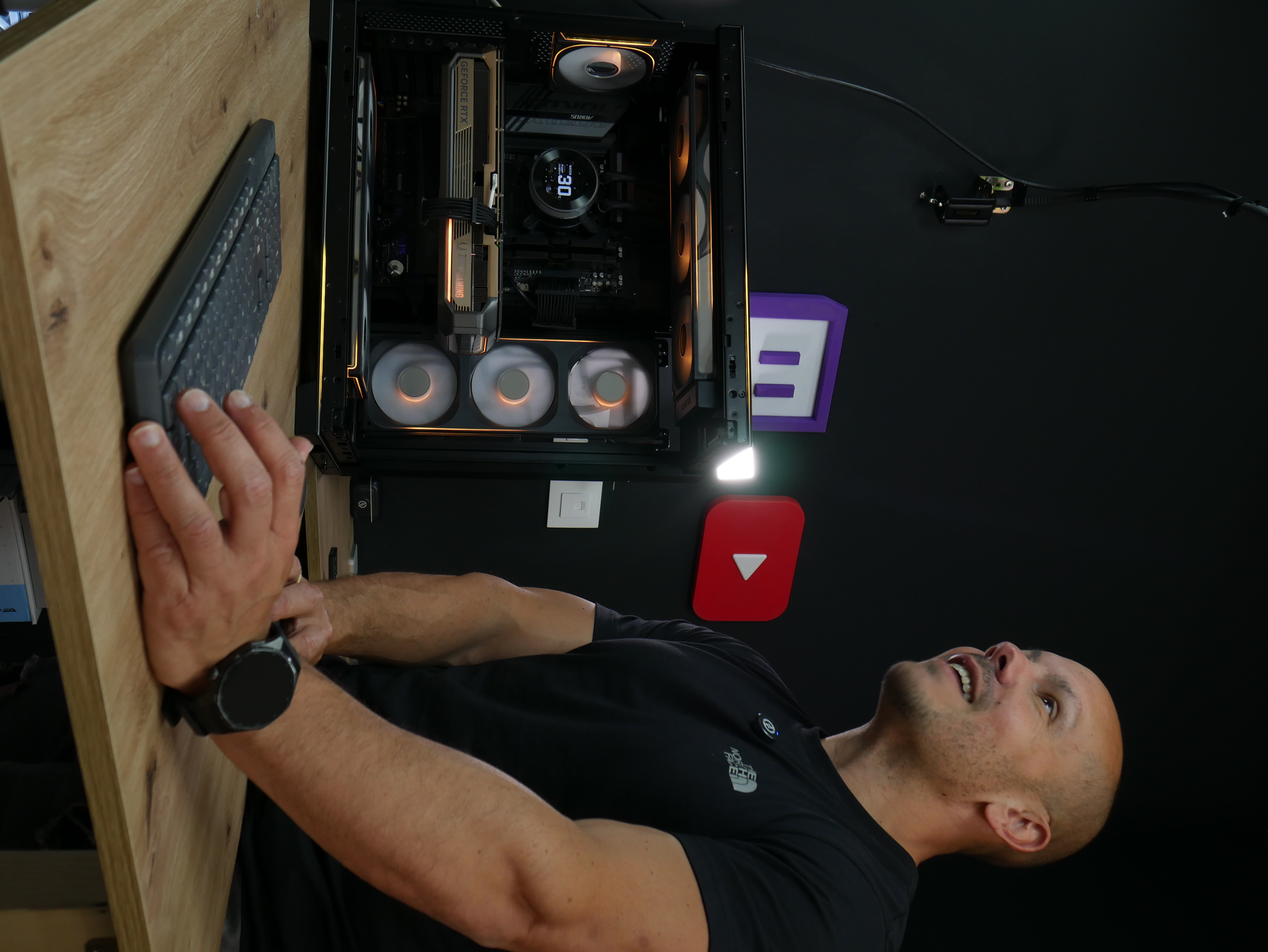 Dani montando un PC en el taller · World PC
