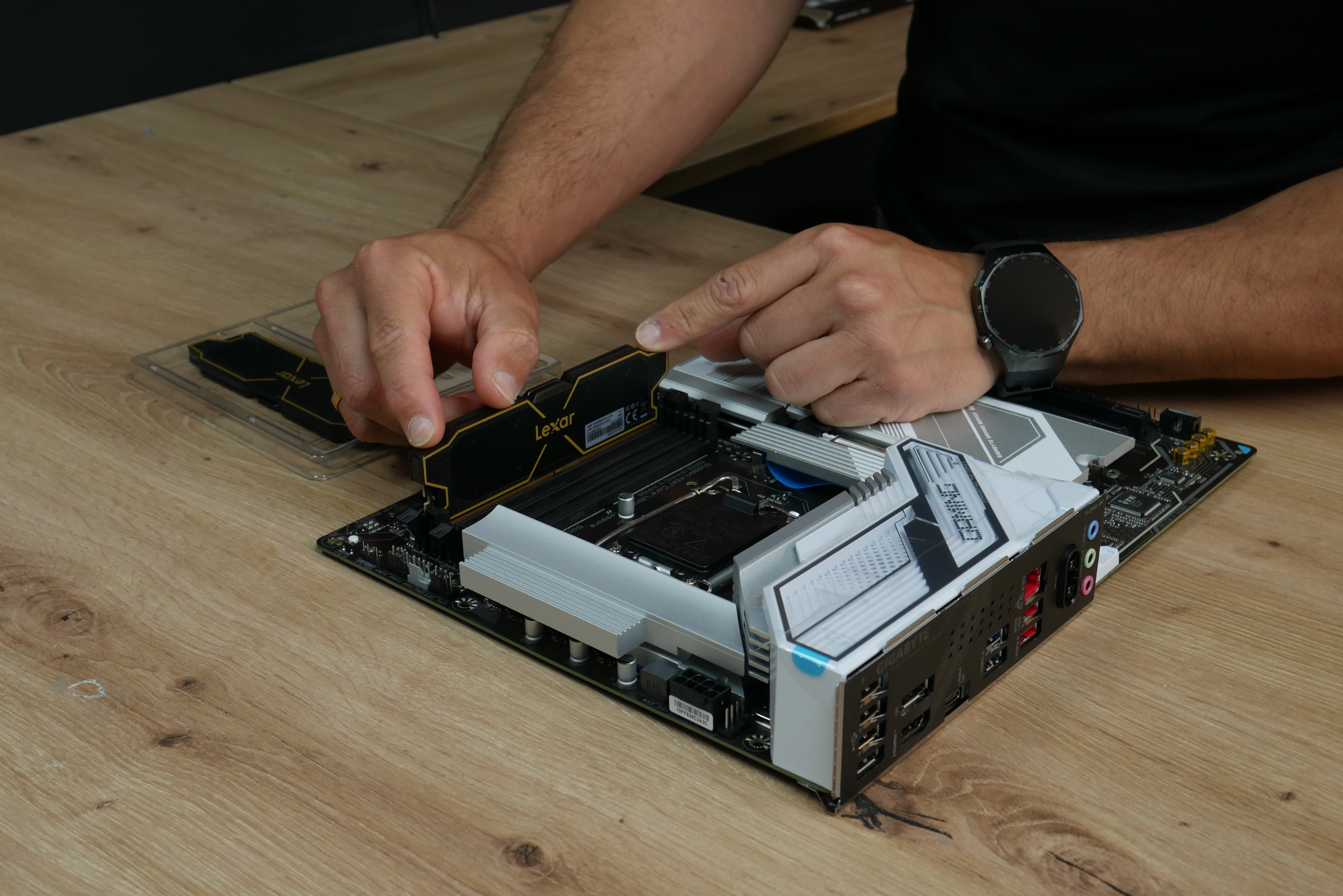 Detalle RAM y tornillo · World PC